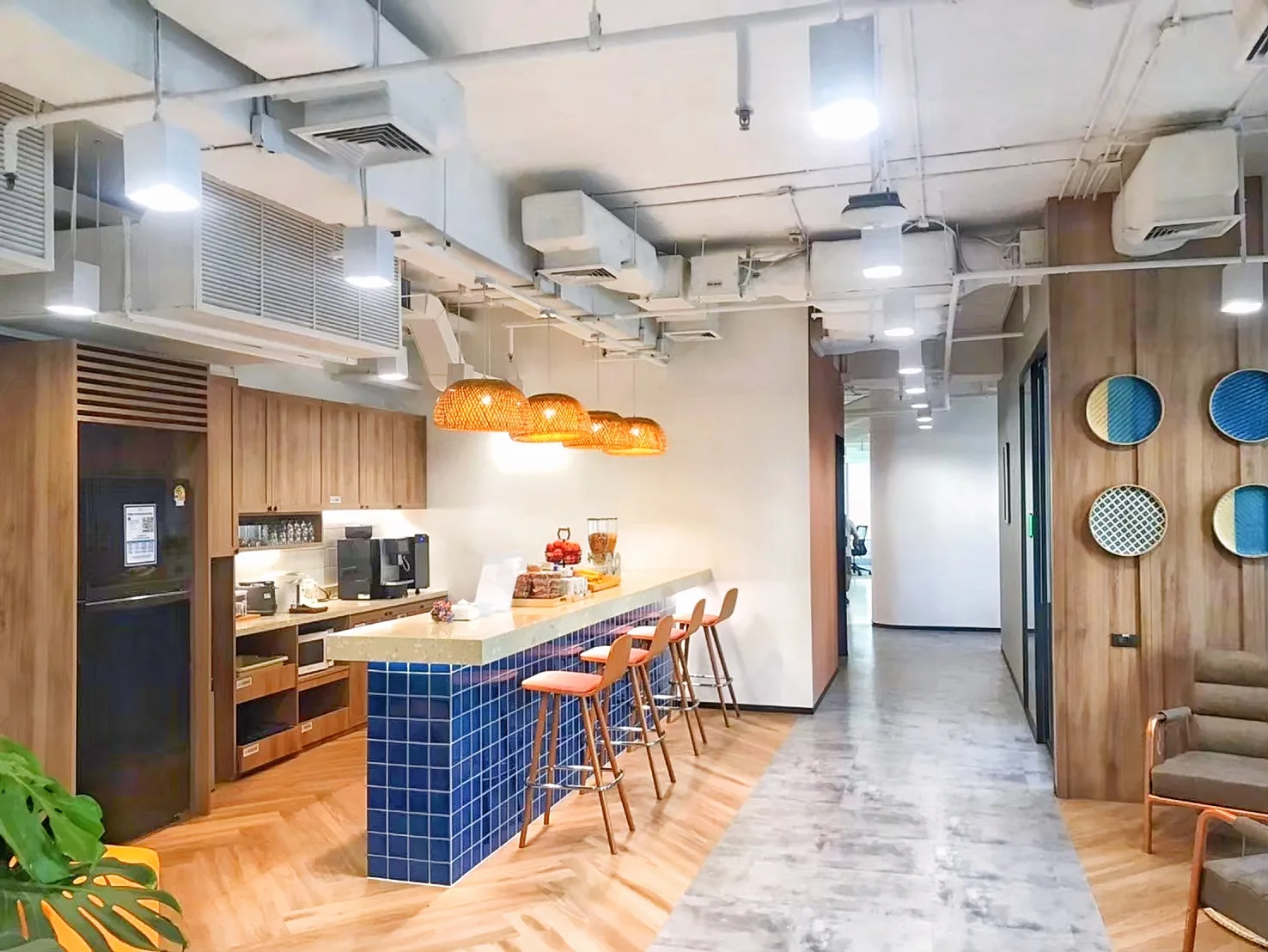 พื้นที่สำนักงานและแพนทรีโดย Anika Decorate